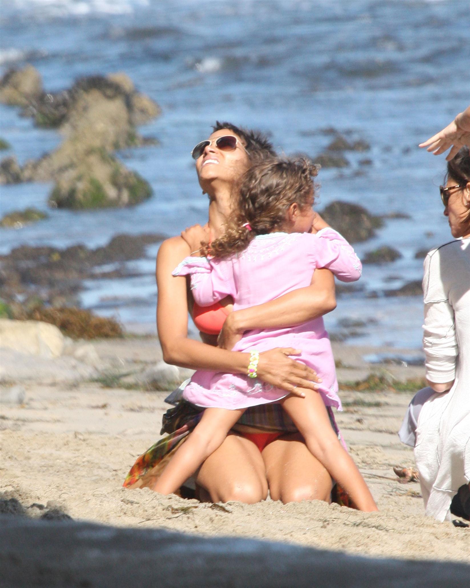 Halle Berry spends her 45th birthday on Malibu Beach photos | Picture 59763